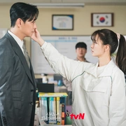 爱在独木桥 사랑은 외나무다리에서 (2024) 剧照 3