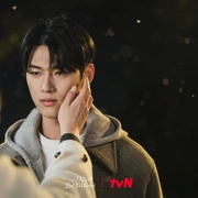 爱在独木桥 사랑은 외나무다리에서 (2024) 剧照 6